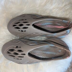 Euc Yeezy foam runner sand grey